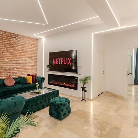 Luxury Living: Smart 2Br Apartment At Unirii Square Bükreş Dış mekan fotoğraf