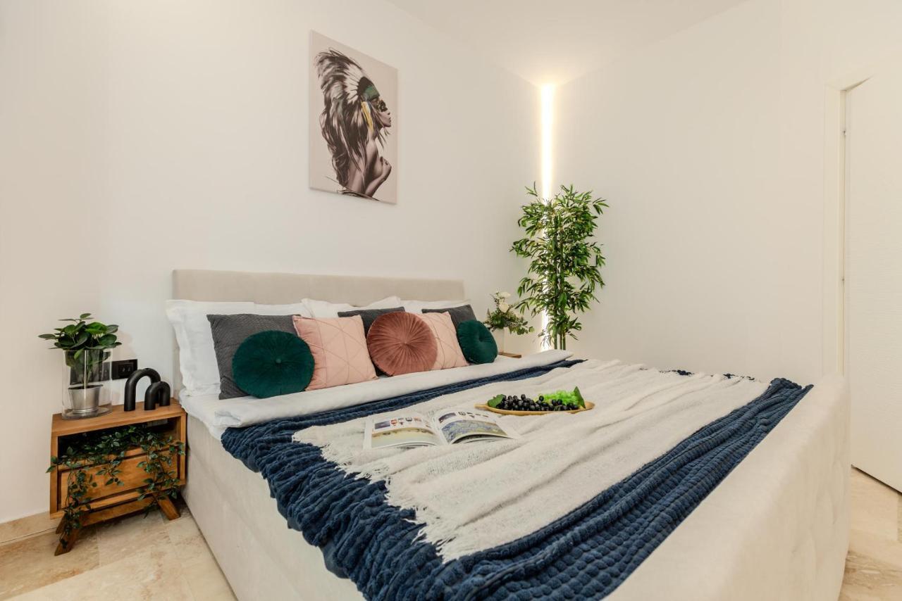 Luxury Living: Smart 2Br Apartment At Unirii Square Bükreş Dış mekan fotoğraf
