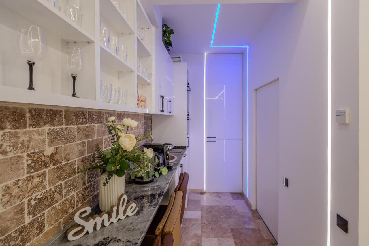 Luxury Living: Smart 2Br Apartment At Unirii Square Bükreş Dış mekan fotoğraf
