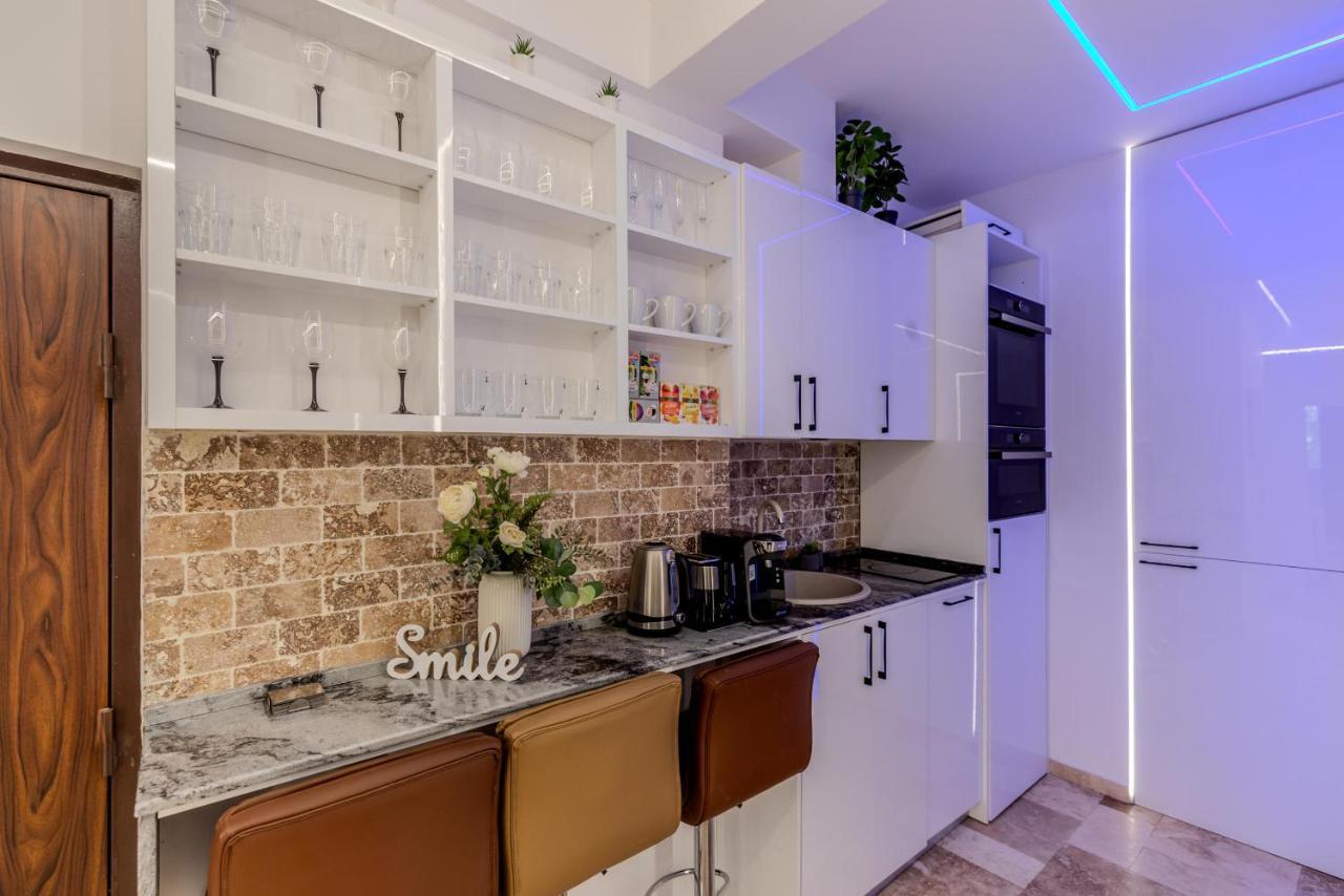 Luxury Living: Smart 2Br Apartment At Unirii Square Bükreş Dış mekan fotoğraf