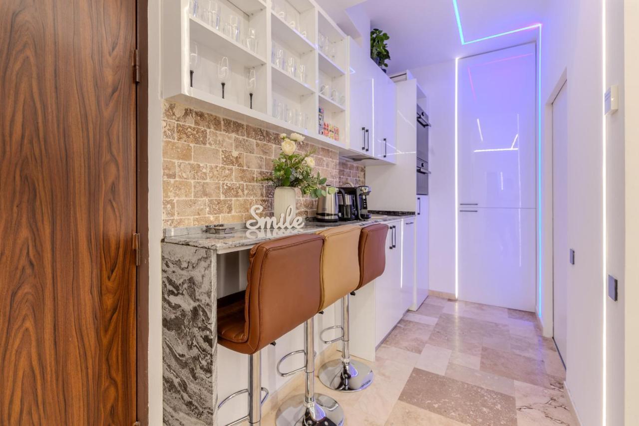 Luxury Living: Smart 2Br Apartment At Unirii Square Bükreş Dış mekan fotoğraf