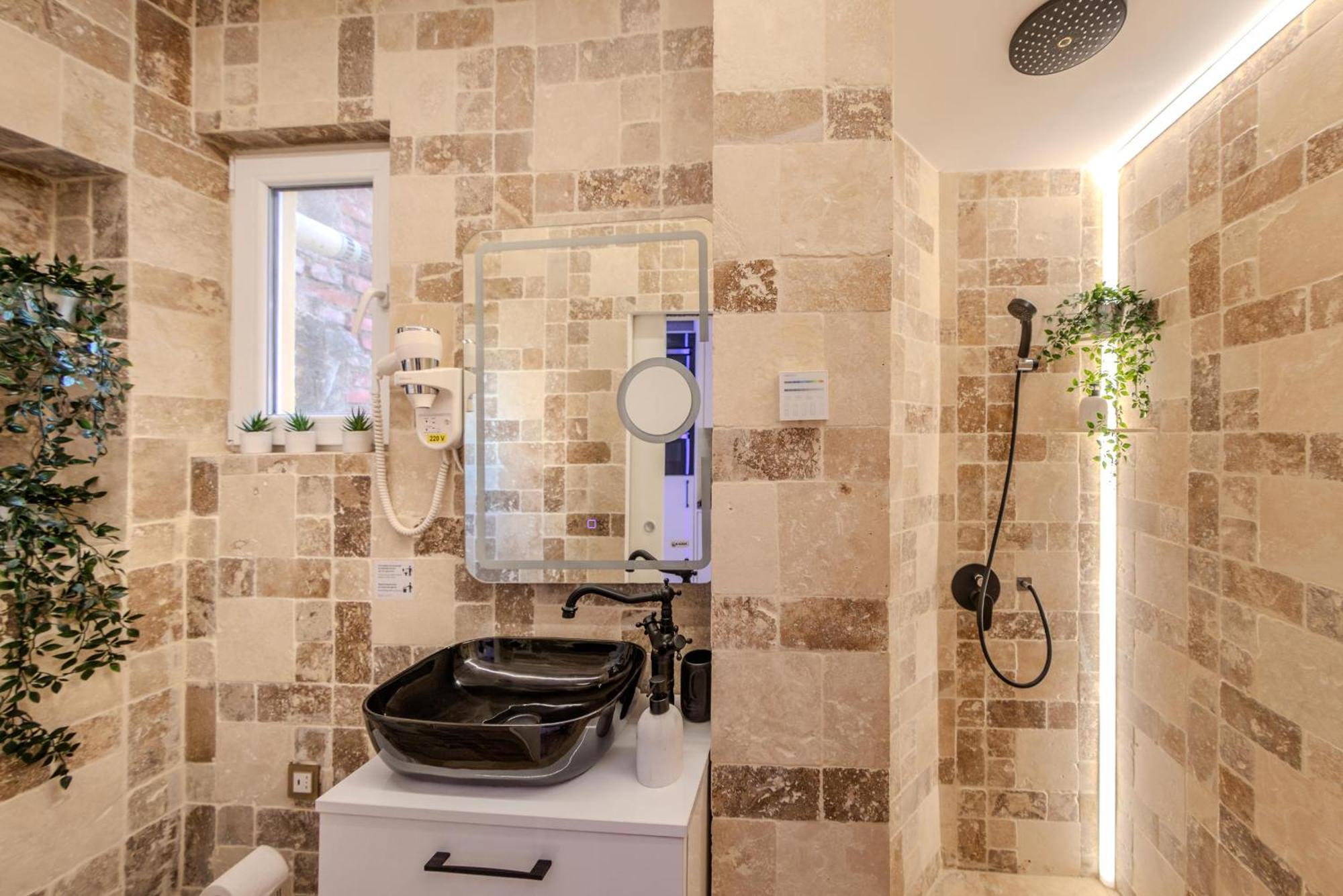 Luxury Living: Smart 2Br Apartment At Unirii Square Bükreş Dış mekan fotoğraf