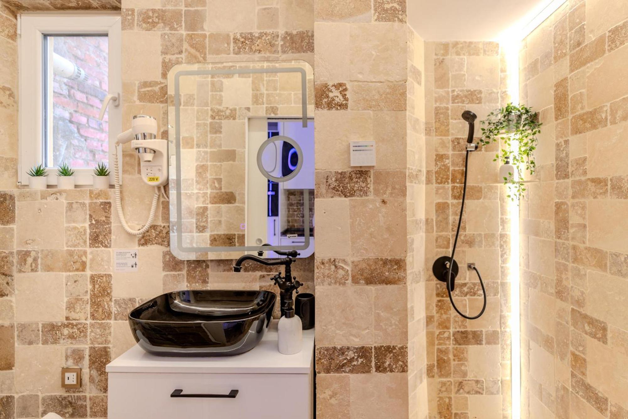 Luxury Living: Smart 2Br Apartment At Unirii Square Bükreş Dış mekan fotoğraf