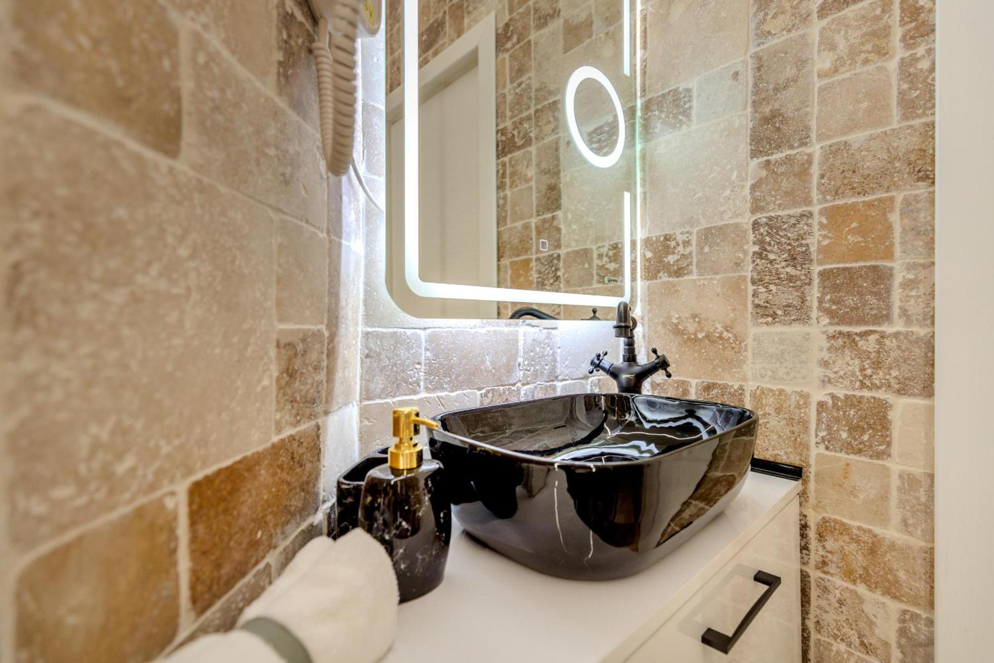 Luxury Living: Smart 2Br Apartment At Unirii Square Bükreş Dış mekan fotoğraf