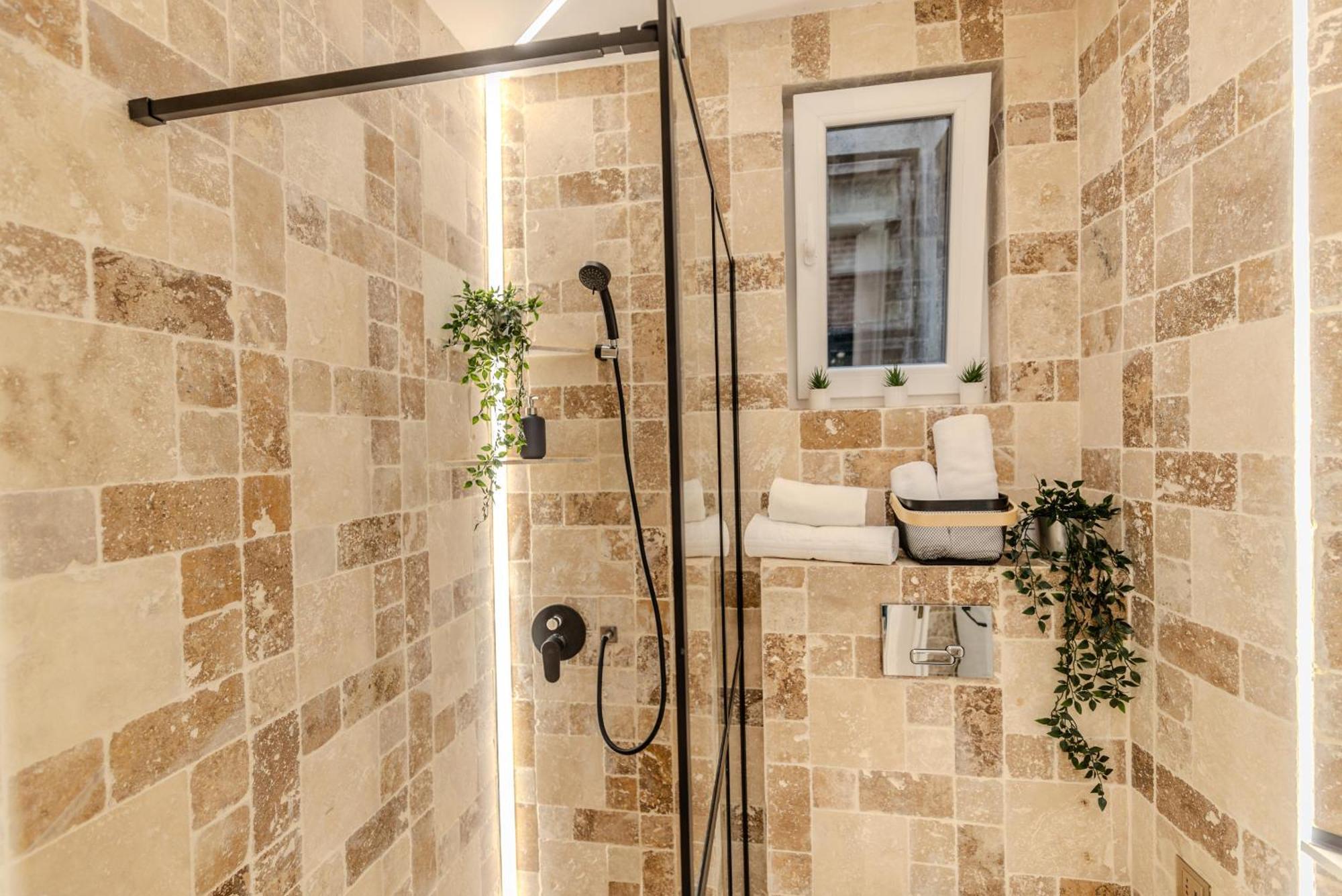 Luxury Living: Smart 2Br Apartment At Unirii Square Bükreş Dış mekan fotoğraf